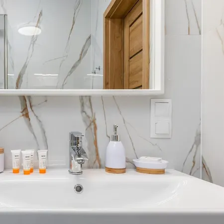 300 Planeta Z Garazem 公寓